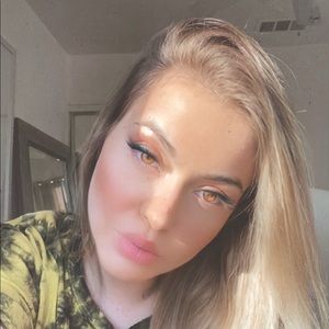 Meet your Posher, Abi